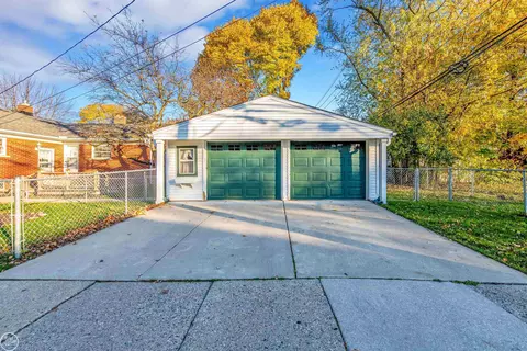 2079 Hampton Rd, Grosse Pointe Woods, MI 48236 photo 38