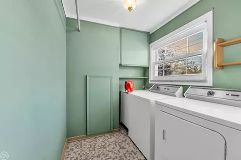2079 Hampton Rd, Grosse Pointe Woods, MI 48236 photo 7