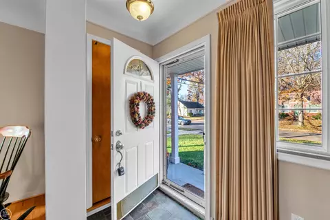 2079 Hampton Rd, Grosse Pointe Woods, MI 48236 photo 2