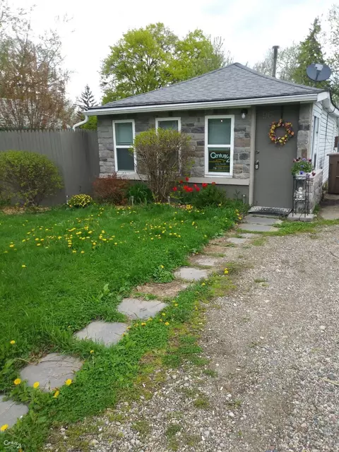 96 W Fairmount, Pontiac, MI 48340