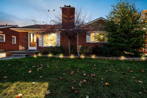 22412 Red Maple, Saint Clair Shores, MI 48080