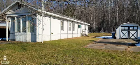 1354 Crest Dr, Gladwin, MI 48624