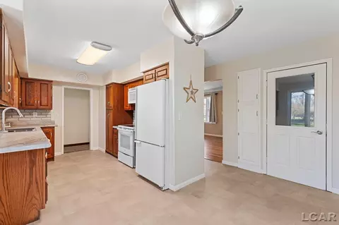 2386 E Clearview, Adrian, MI 49221 photo 27