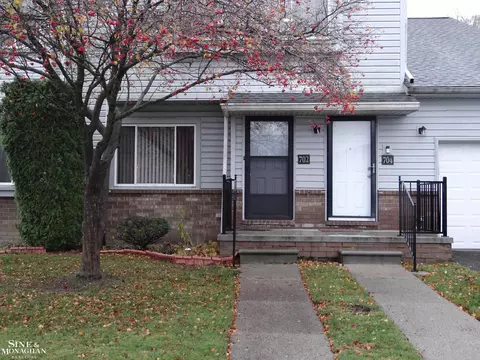 702 Claire Pointe Cir, Saint Clair Shores, MI 48081