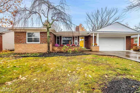 19834 Holiday, Grosse Pointe Woods, MI 48236
