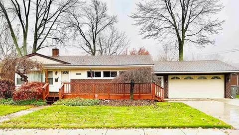 22600 Spitzley St, Clinton Township, MI 48035