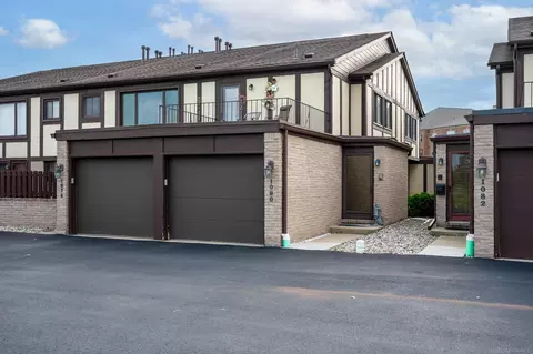 1080 Country Club Dr, Saint Clair Shores, MI 48082