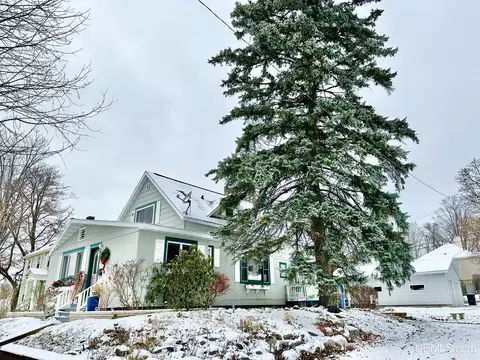 634 E C, Iron Mountain, MI 49801