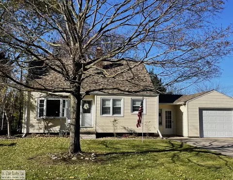 1104 S Fifteenth St, Saint Clair, MI 48079