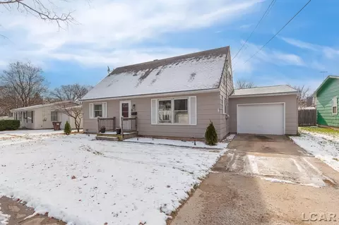 1075 Scottdale Dr, Adrian, MI 49221