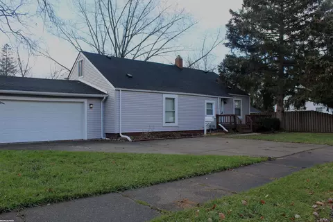 19900 Woodcrest, Harper Woods, MI 48225