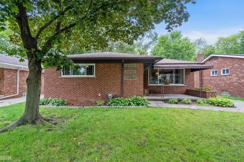 8745 Kenberton, Oak Park, MI 48237