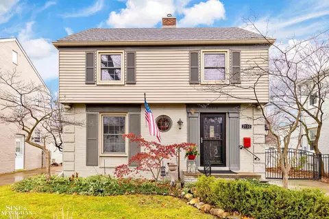 2110 Fleetwood, Grosse Pointe Woods, MI 48236