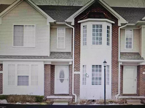 35135 Woodbury Dr, New Baltimore, MI 48047