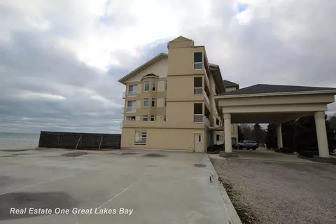 576 N Huron #302, Au Gres, MI 48703 photo 2