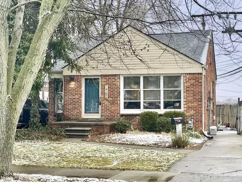 1786 Oxford, Grosse Pointe Woods, MI 48236