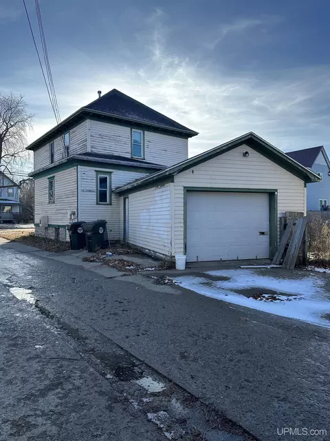 814 S 3rd, Escanaba, MI 49829 photo 2