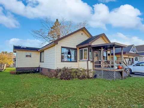 1205 Montana, Gladstone, MI 49837