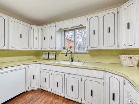 1138 Bentley, Monroe, MI 48162 photo 2