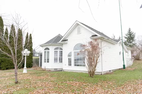 304 Dewey Lake Beach Rd, Brooklyn, MI 49230