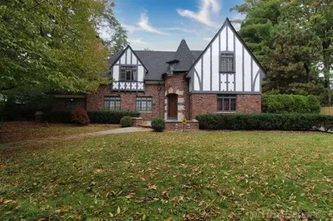 26550 Meadowood, Lathrup Village, MI 48076