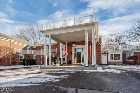 17111 E Jefferson #25, Grosse Pointe, MI 48230