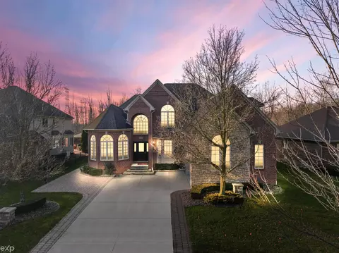 57627 Ridgewood Dr, Washington, MI 48094