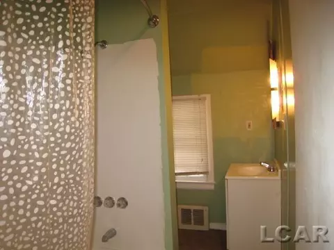 129 Bates, Jackson, MI 49202 photo 38
