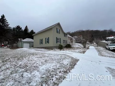 125 W Jewell, Munising, MI 49862