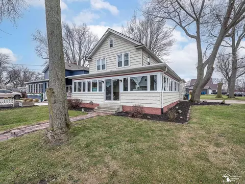 12277 Lakeshore, La Salle, MI 48145
