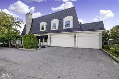 1975 Shorepointe, Grosse Pointe Woods, MI 48236