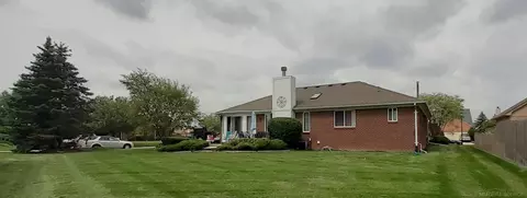 22600 Bluewater, Macomb, MI 48044 photo 3