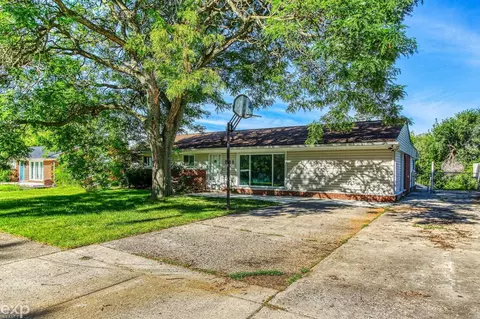731 N Cass Lk, Waterford, MI 48328
