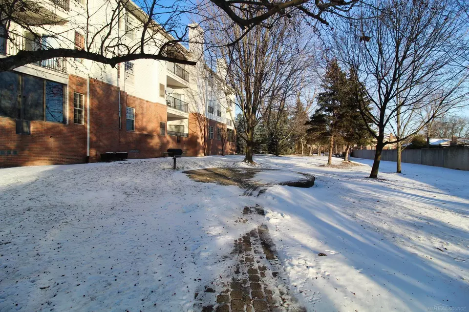 39216 Hayes, Clinton Township, MI 48038 24 Photos Movoto