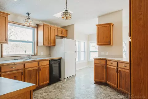 8974 Cribbins, Jeddo, MI 48032 photo 5