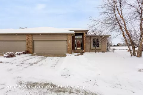 6385 Golf Pointe, Bay City, MI 48706