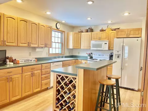 910 S 11th, Escanaba, MI 49829 photo 12