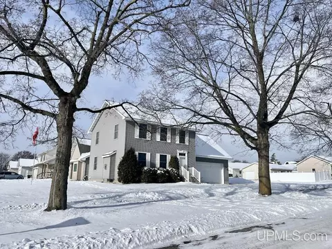 910 S 11th, Escanaba, MI 49829 photo 2