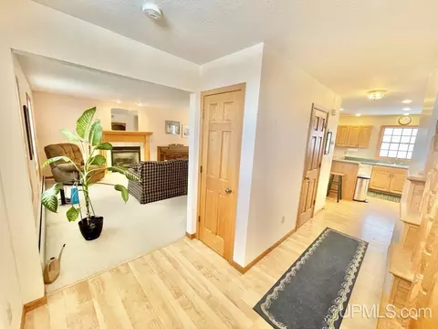 910 S 11th, Escanaba, MI 49829 photo 5