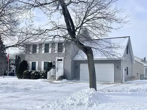 910 S 11th, Escanaba, MI 49829 photo 4