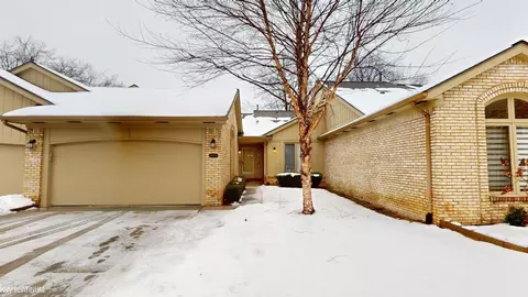 43175 W Kirkwood UNIT 140, Clinton Township, MI 48038