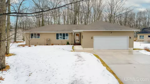 16 Sandy, Gladstone, MI 49837