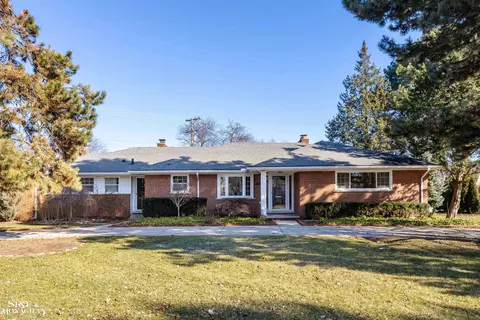 578 Hidden, Grosse Pointe Woods, MI 48236