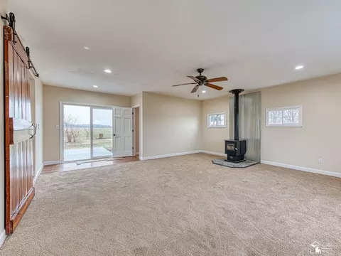 Living - 1058 E Temperance Rd, Temperance, MI 48182 photo 5 of 6