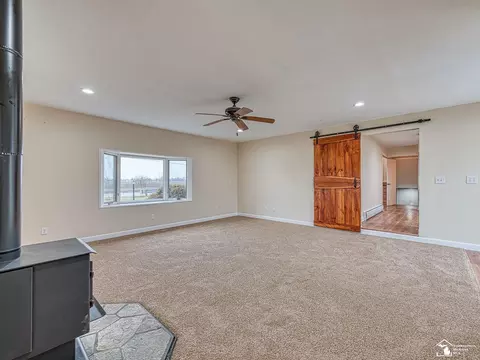 Living - 1058 E Temperance Rd, Temperance, MI 48182 photo 3 of 6