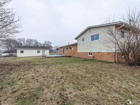 Exterior - 1058 E Temperance Rd, Temperance, MI 48182 photo 5 of 8