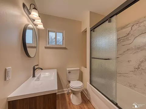 Bath - 1058 E Temperance Rd, Temperance, MI 48182 photo 2 of 2