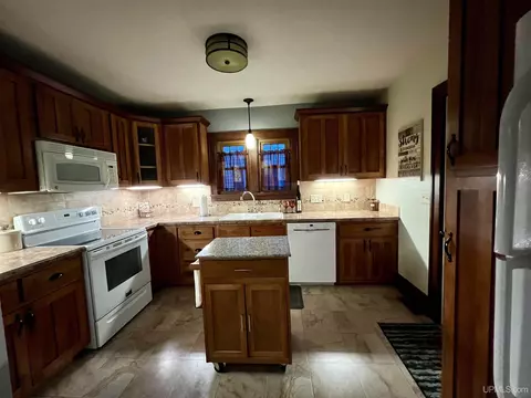 Kitchen - 522 S 2nd, Escanaba, MI 49829 photo 2 of 3