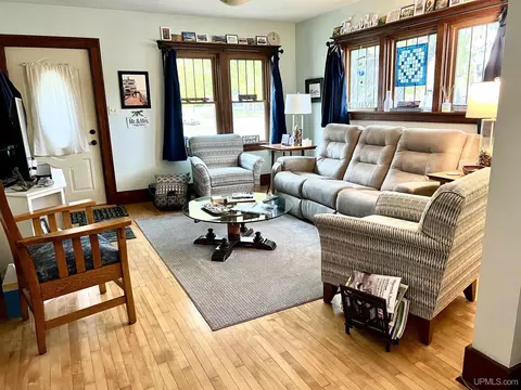 Living - 522 S 2nd, Escanaba, MI 49829 photo 1 of 1