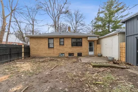 Exterior - 302 E Sugnet, Midland, MI 48642 photo 8 of 9